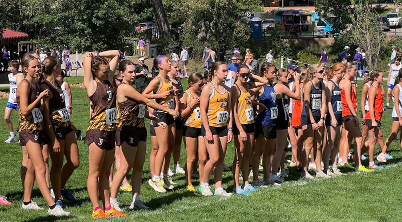 Girls Varsity get ready for their race