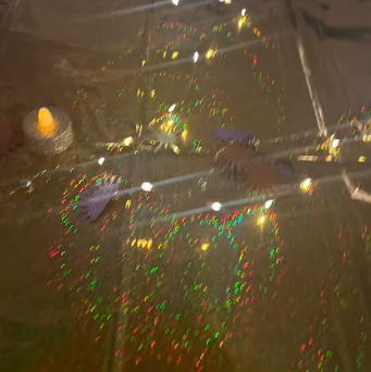 Golden suns and candles decorated the tables.