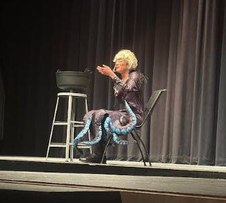 Thomas performing as Ursula